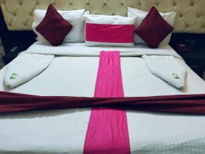 Postel nebo postele na pokoji v ubytování Surya Palace Noida