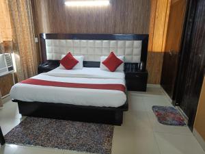 Postel nebo postele na pokoji v ubytování Surya Palace Noida