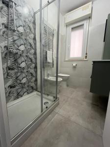 y baño con ducha y aseo. en Casa Vacanza - La Maison Jolie - Settecamini, en Settecamini