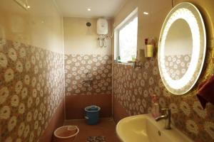 a bathroom with a sink and a mirror at Shivalaya Boutique Stay in Tiruvannāmalai +51 photos