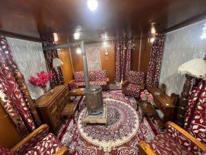 Posezení v ubytování Houseboat Wild Rose
