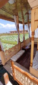 Balkón nebo terasa v ubytování Houseboat Wild Rose