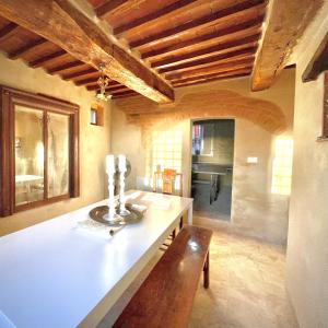 kuchnia ze stołem i ławką w pokoju w obiekcie Magical villa, breathtaking views, large private garden and olive grove - in a cool village on the Umbria Tuscany Border w mieście Gioiella