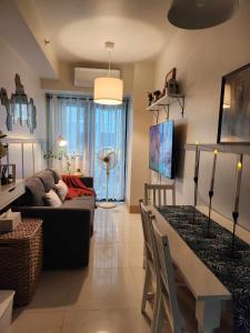 My Humble Abode at Shore 3 في مانيلا: غرفة معيشة مع أريكة وطاولة
