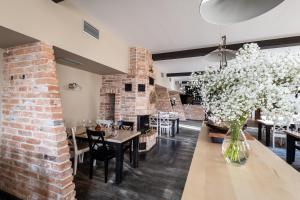 Reštaurácia alebo iné gastronomické zariadenie v ubytovaní Hotel Tanzberg Mikulov