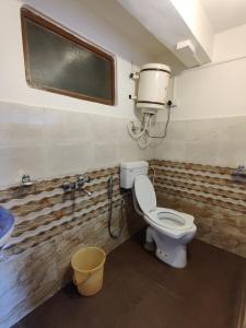 een badkamer met een toilet en een wastafel bij Zuluk ,Dil Maya Homestay in Rongli