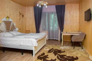 - une chambre avec un lit, un bureau et un ordinateur dans l'établissement Aynur Resort, à Quba