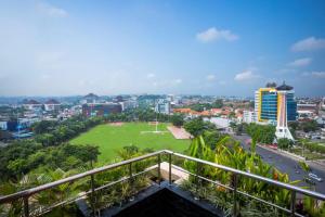 d'un balcon offrant une vue sur la ville. dans l'établissement Hotel Ciputra Semarang managed by Swiss-Belhotel International, à Semarang