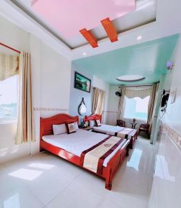 a bedroom with two beds in a room at Khách Sạn Tuyết Linh Lý Sơn in Quang Ngai