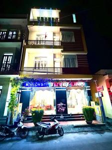 廣義省的住宿－Khách Sạn Tuyết Linh Lý Sơn，停在大楼前的两辆摩托车