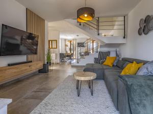 Posezení v ubytování Family villa with pool, wellness