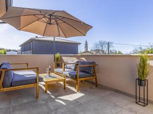 Balkón nebo terasa v ubytování Family villa with pool, wellness