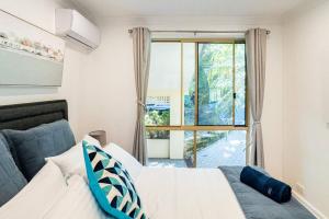 En eller flere senger på et rom på Newly renovated 4 bedroom home in Newport with Pittwater views
