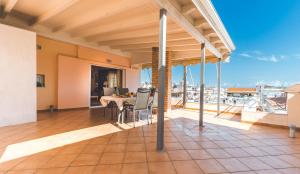 een balkon van een huis met een tafel en stoelen bij Celia's House in Preveza