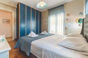 een slaapkamer met een bed met twee handdoeken erop bij Celia's House in Preveza