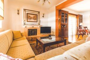 een woonkamer met een bank en een salontafel bij Celia's House in Preveza