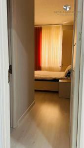 - une chambre avec un lit et un miroir dans l'établissement Comfortable 2-roomed apartment Ozod Apartments, à Samarcande