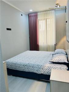 - une chambre avec un lit et une fenêtre dans l'établissement Comfortable 2-roomed apartment Ozod Apartments, à Samarcande