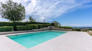 una piscina en el patio trasero de una casa en Castello di Calliano, en Calliano