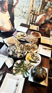una mesa con muchos platos de comida. en Hakuna Matata Arugambay en Arugam Bay