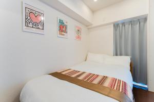 1 dormitorio con cama y ventana en SAKURA Residence目黒駅前 Standard, en Tokio