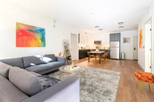 O zonă de relaxare la Hollywood 2BR Luxury Condo