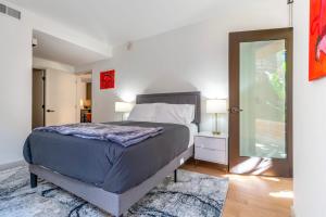 Un pat sau paturi într-o cameră la Hollywood 2BR Luxury Condo