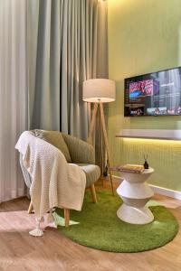 TV a/nebo společenská místnost v ubytování Adela Hotel Dalat