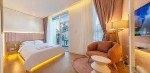 TV a/nebo společenská místnost v ubytování Adela Hotel Dalat