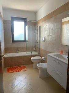 Un baño con inodoro, lavabo y ducha. en Come Casa Tua, en Carovigno 24 fotos más