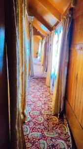 Fotografie z fotogalerie ubytování Houseboat Wild Rose v destinaci Šrínagar