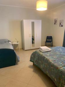 een slaapkamer met een bed, een tafel en een stoel bij Come Casa Tua in Carovigno