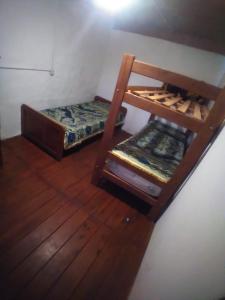 2 beliches num quarto com pisos em madeira em Cabaña rustica fina em Córdoba