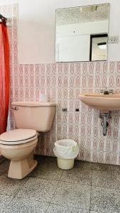 La salle de bains est pourvue de toilettes et d'un lavabo. dans l'établissement Royal Palace Hostal, à Panajachel