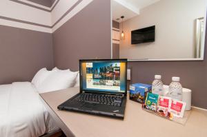 En tv och/eller ett underhållningssystem på Fragrance Hotel - Kovan