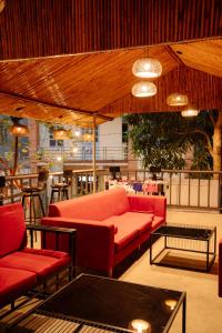 ニンビンにあるWafami Hostel Ninh Binhのリビングルーム(赤いソファ、テーブル付)