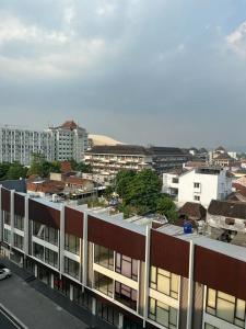 SeturanにあるApartemen Barsa city by Mulyo Rent Apartemenの建物から見た街の景色 +5枚の写真