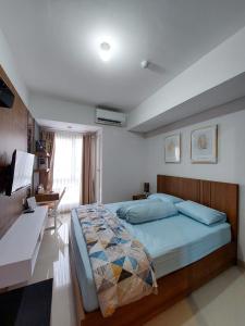 SeturanにあるApartemen Barsa city by Mulyo Rent Apartemenのベッドルーム1室(大型ベッド1台、デスク、デスク付)
