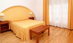 Postel nebo postele na pokoji v ubytování Hotel Valcarce Camino de Santiago