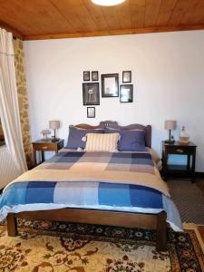 una camera con un grande letto di The Nest Filoxenia a Kato Trikala Korinthias