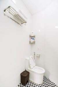 ニンビンにあるWafami Hostel Ninh Binhの黒と白のタイルフロアのバスルーム(トイレ付) +48枚の写真