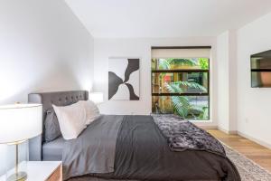 una camera con letto e finestra di 2BR Hollywood Modern Luxury Condo a Los Angeles