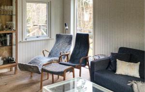 a living room with two chairs and a couch at 4 Bedroom Stunning Home In Ljusterö in Norra Ljustero