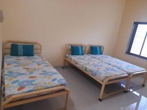 Habitación con 2 camas individuales en Swami Sahvas Homestay, en Kudāl