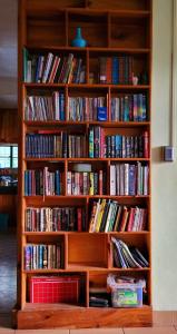 una estantería llena de libros en Mavy's Maligcong Homestay en Bontoc