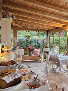 eine Küche mit einem Buffet mit Speisen auf dem Tisch in der Unterkunft B&B Corte Frisonai in Bardolino