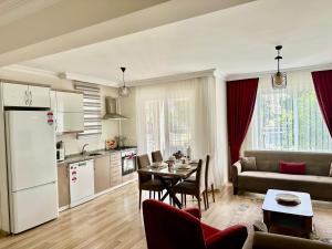 Una cocina y una sala de estar con una mesa y un sofá. en Fethiye Kiralık Daire, en Fethiye