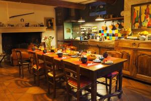 - une cuisine avec une table en bois et de la nourriture dans l'établissement Chambres d'Hôtes Le relais des marmottes, à Lagnes