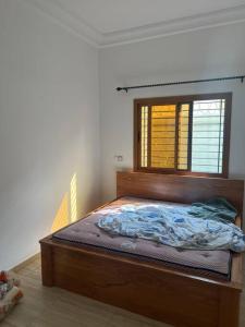 1 dormitorio con cama de madera en una habitación en Brand New Luxurious Villa in Lomé Bê kpota, en Lomé