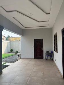 un pasillo de una casa con techo en Brand New Luxurious Villa in Lomé Bê kpota, en Lomé